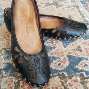 Volks Walkers black leather slip on flats size 8 brand new